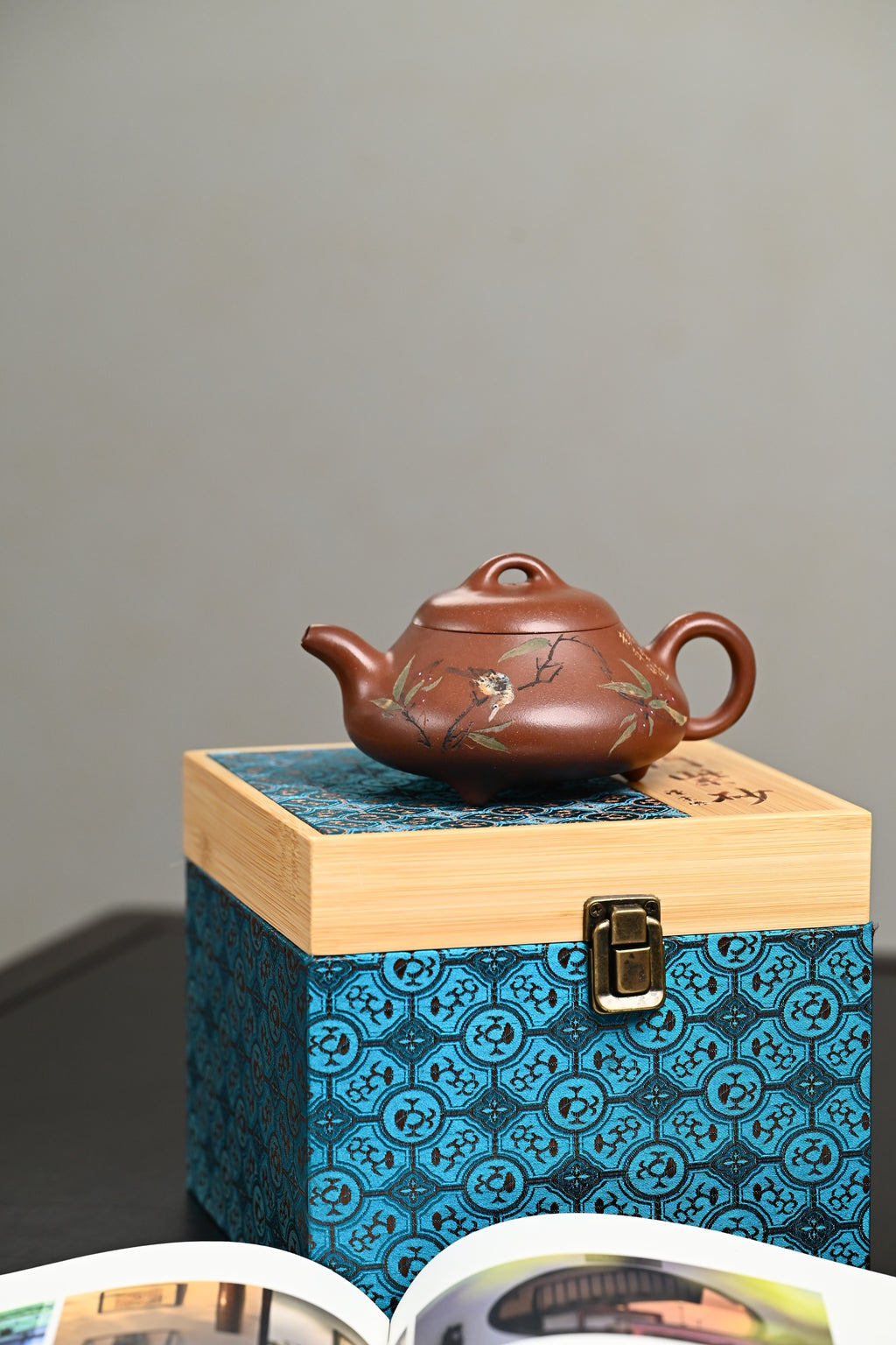 『汉棠石瓢』 一厂文革泥·容量300cc·14孔出水·史志洪  史志洪，国大师徐汉棠女婿，徐门紫砂第四代传人，国家级高级工艺美术师