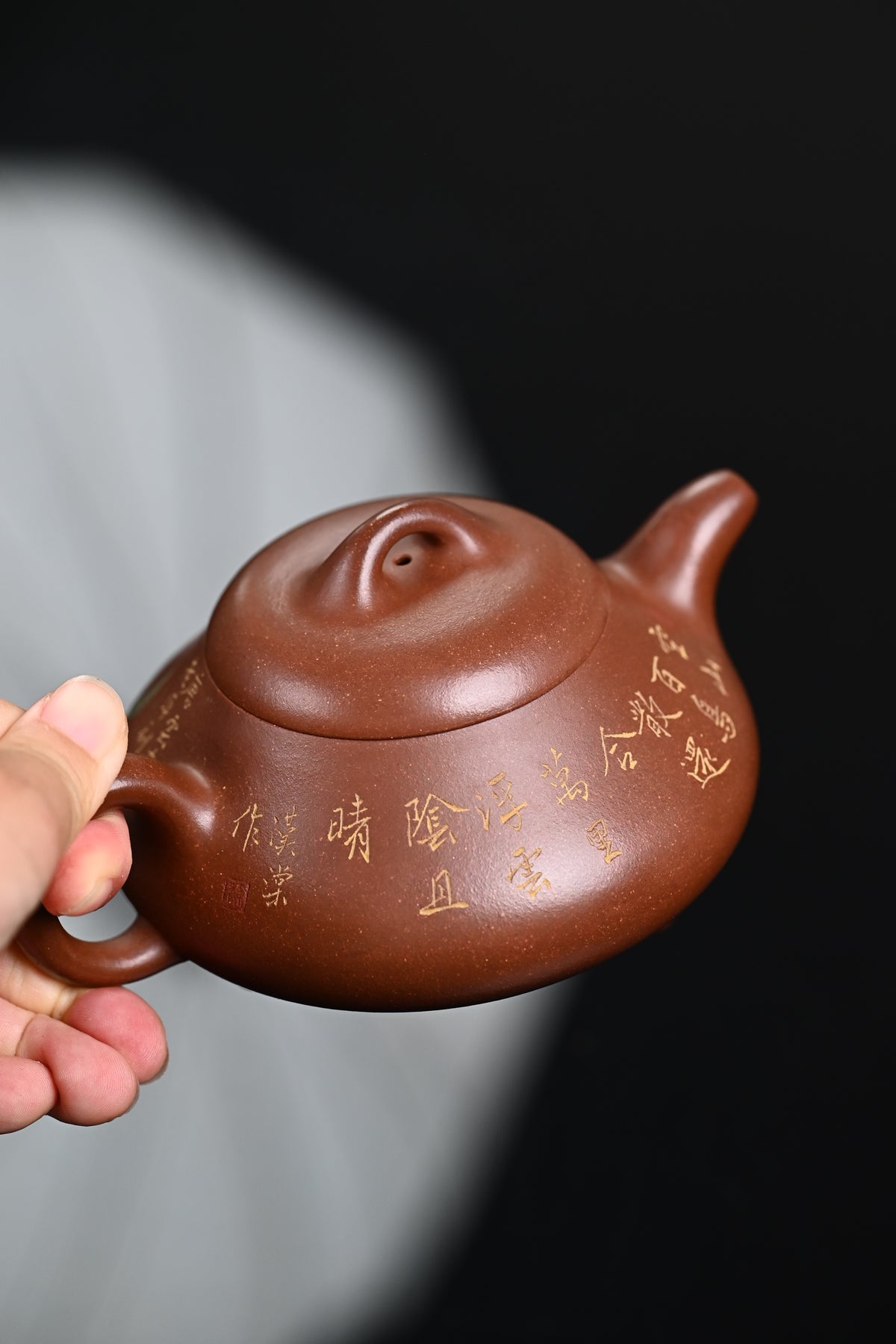 『汉棠石瓢』 一厂文革泥·容量300cc·14孔出水·史志洪  史志洪，国大师徐汉棠女婿，徐门紫砂第四代传人，国家级高级工艺美术师