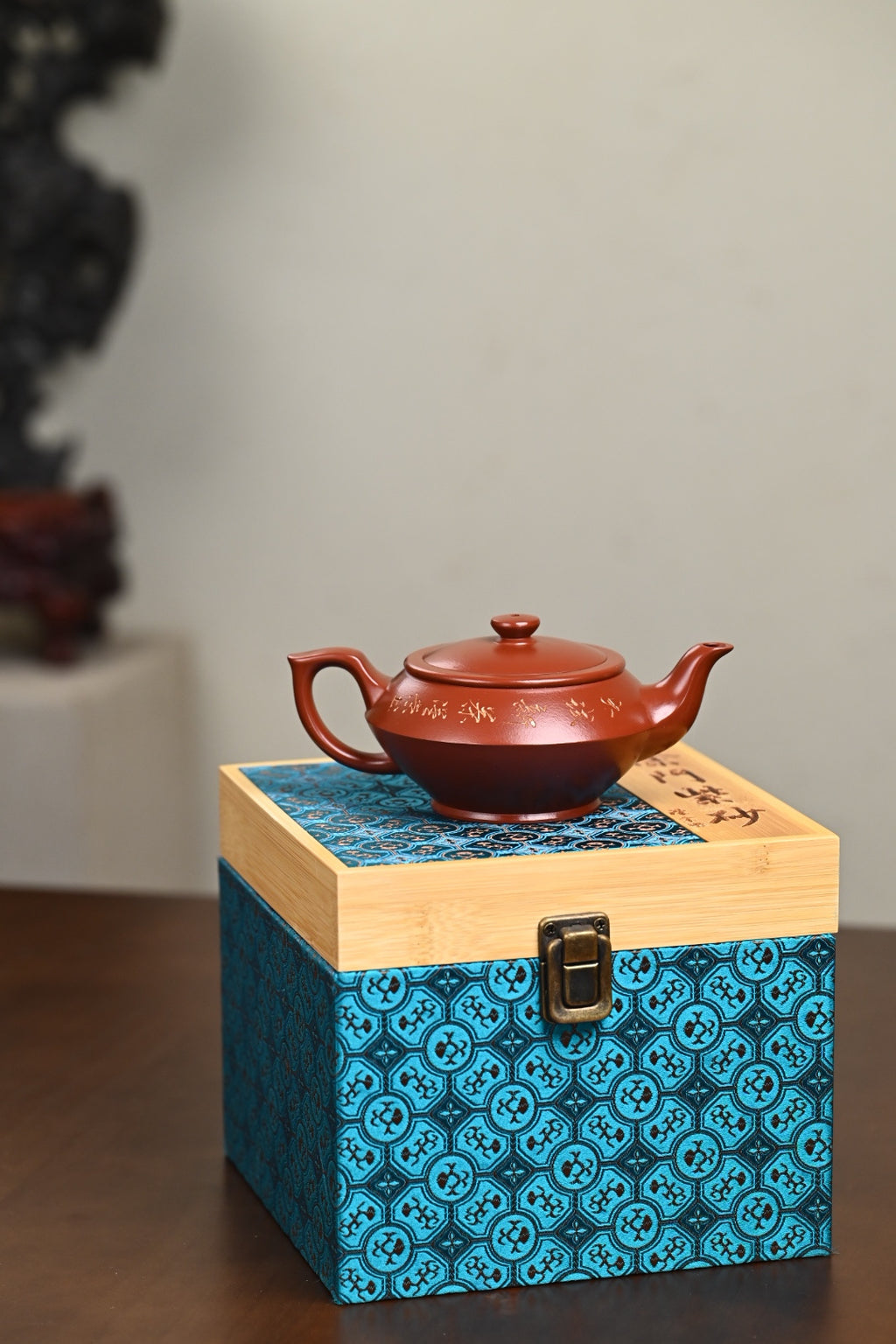 『汉云』 极品鸡血大红袍·容量250cc·14孔出水·史志洪  史志洪，国大师徐汉棠女婿，徐门紫砂第四代传人，国家级高级工艺美术师