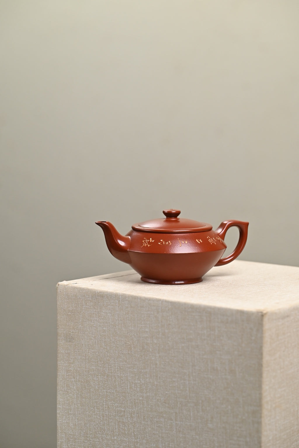 『汉云』 极品鸡血大红袍·容量250cc·14孔出水·史志洪  史志洪，国大师徐汉棠女婿，徐门紫砂第四代传人，国家级高级工艺美术师