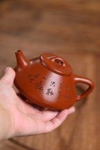 『子冶石瓢』 极品皱皮朱泥·容量260cc·14孔出水·史志洪  史志洪，国大师徐汉棠女婿，徐门紫砂第四代传人，国家级高级工艺美术师