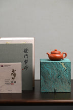 『仿古』 沉香泥·容量200cc·7孔出水·内推·史志洪  史志洪，国大师徐汉棠女婿，徐门紫砂第四代传人，国家级高级工艺美术师