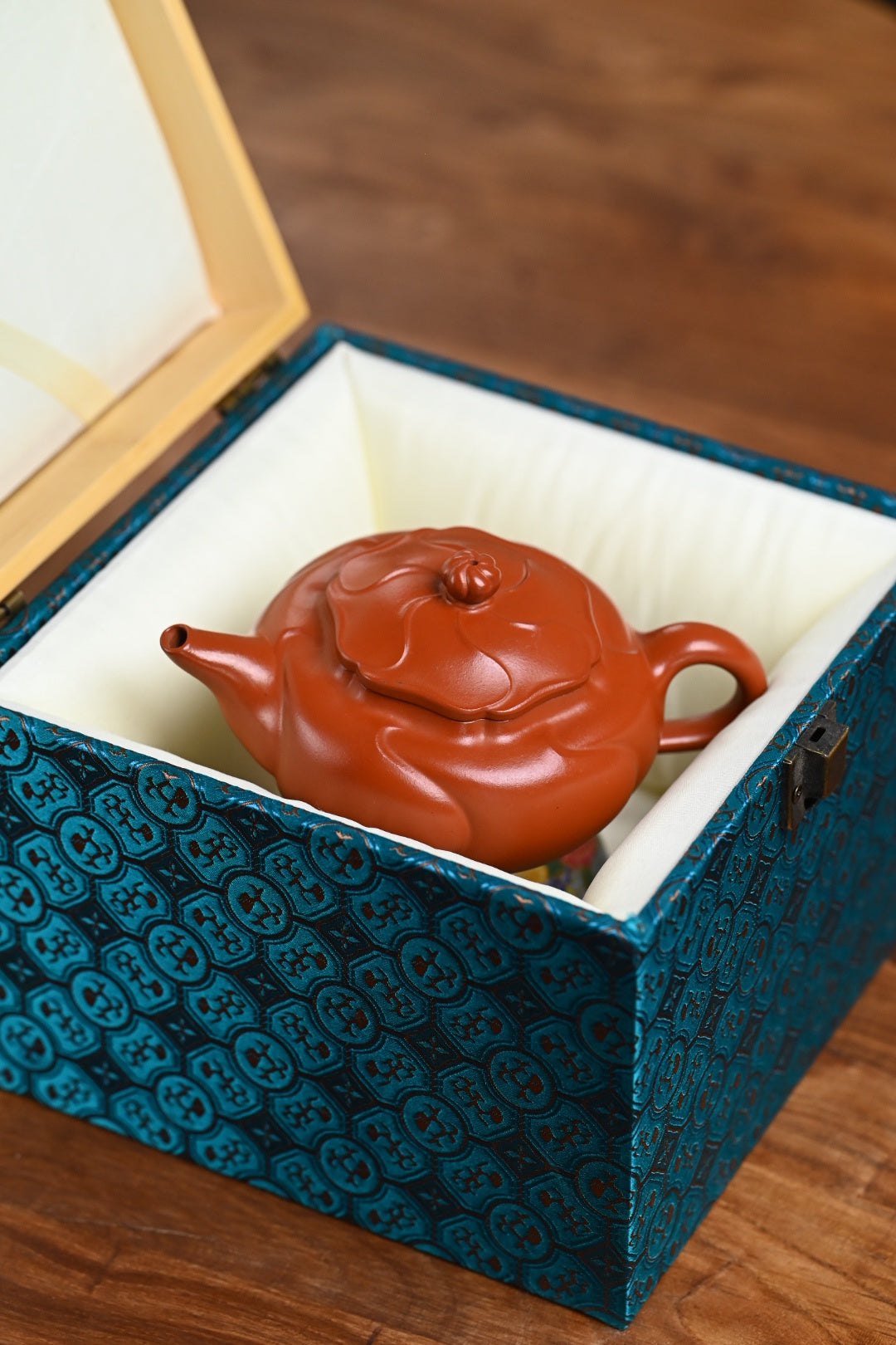 『风卷葵』 极品皱皮朱泥·容量250cc·14孔出水·史志洪，国大师徐汉棠女婿，徐门紫砂第四代传人，国家级高级工艺美术师