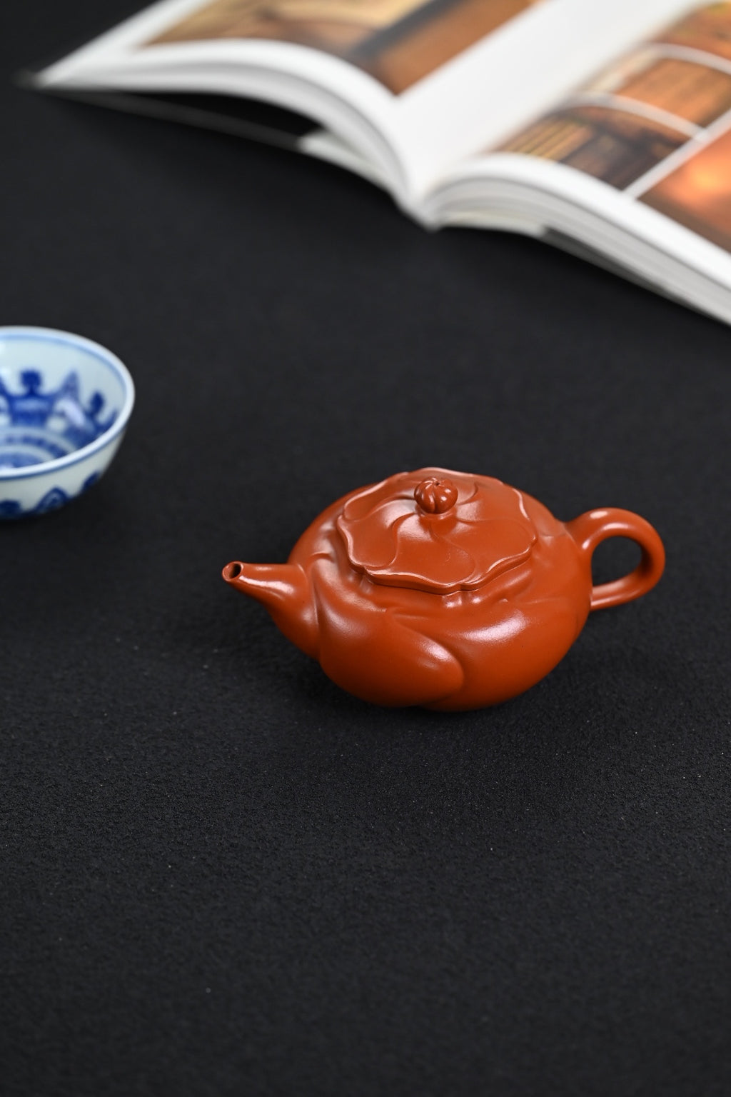 『风卷葵』 极品皱皮朱泥·容量250cc·14孔出水·史志洪，国大师徐汉棠女婿，徐门紫砂第四代传人，国家级高级工艺美术师