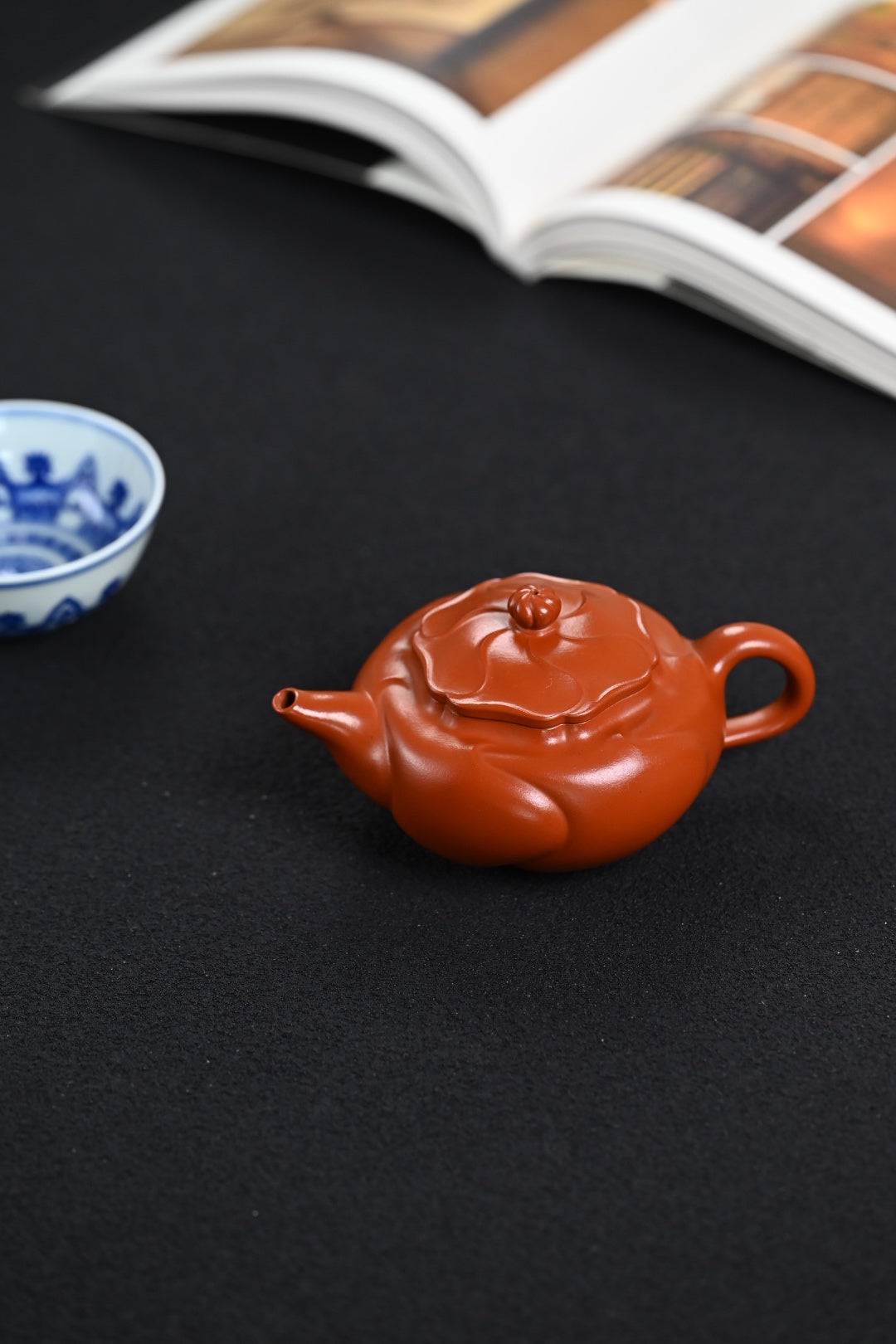 『风卷葵』 极品皱皮朱泥·容量250cc·14孔出水·史志洪，国大师徐汉棠女婿，徐门紫砂第四代传人，国家级高级工艺美术师