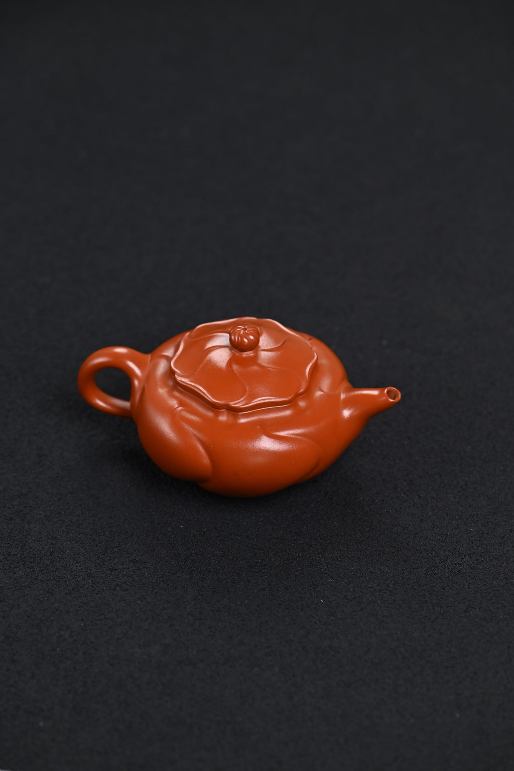 『风卷葵』 极品皱皮朱泥·容量250cc·14孔出水·史志洪，国大师徐汉棠女婿，徐门紫砂第四代传人，国家级高级工艺美术师