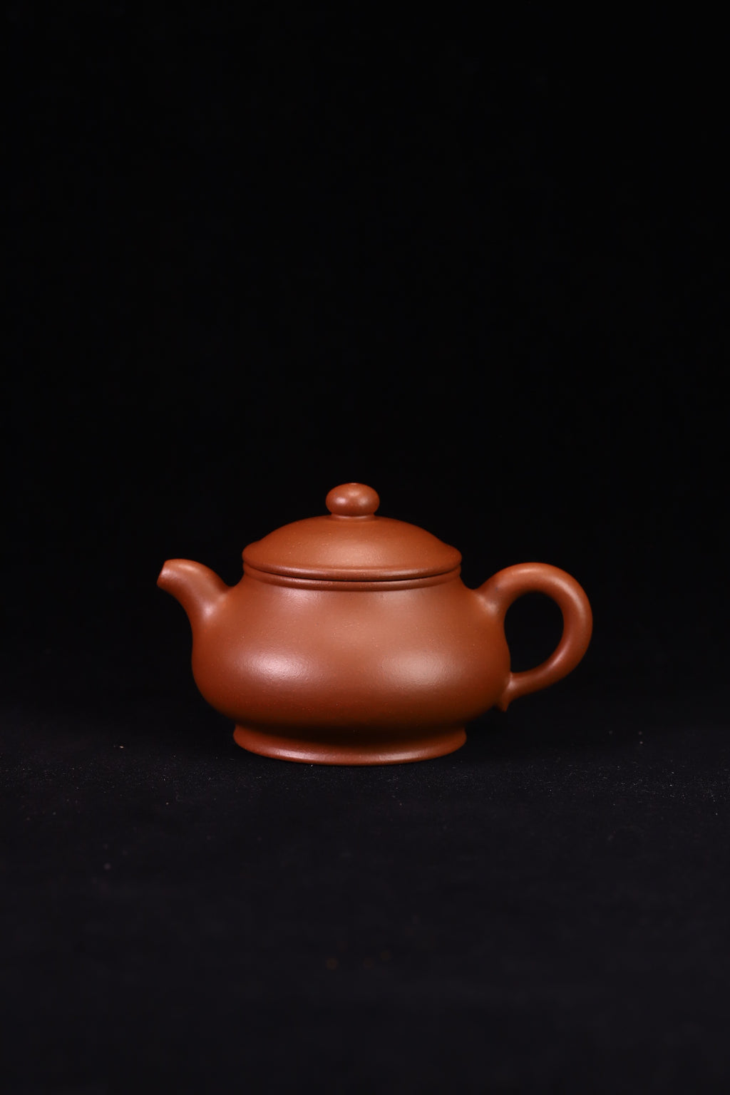 潘壶，全手工制，原矿紫泥，容量165cc，内推7孔出水  作者：实力派陶手崔松芝