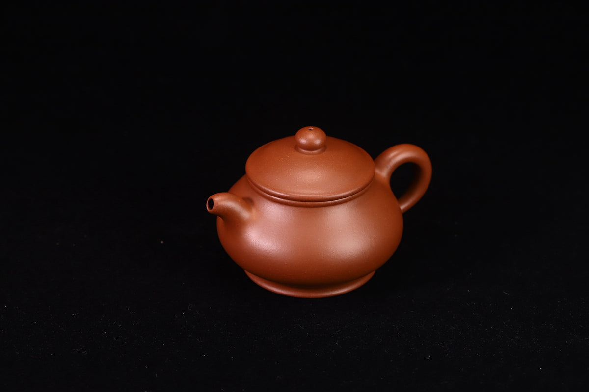 潘壶，全手工制，原矿紫泥，容量165cc，内推7孔出水  作者：实力派陶手崔松芝
