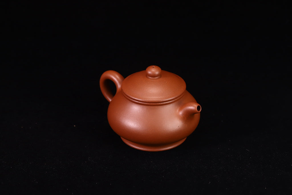 潘壶，全手工制，原矿紫泥，容量165cc，内推7孔出水  作者：实力派陶手崔松芝