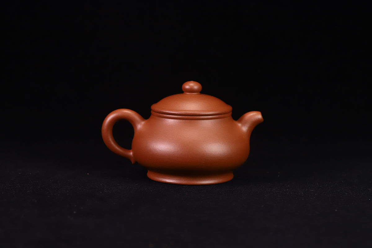 潘壶，全手工制，原矿紫泥，容量165cc，内推7孔出水  作者：实力派陶手崔松芝