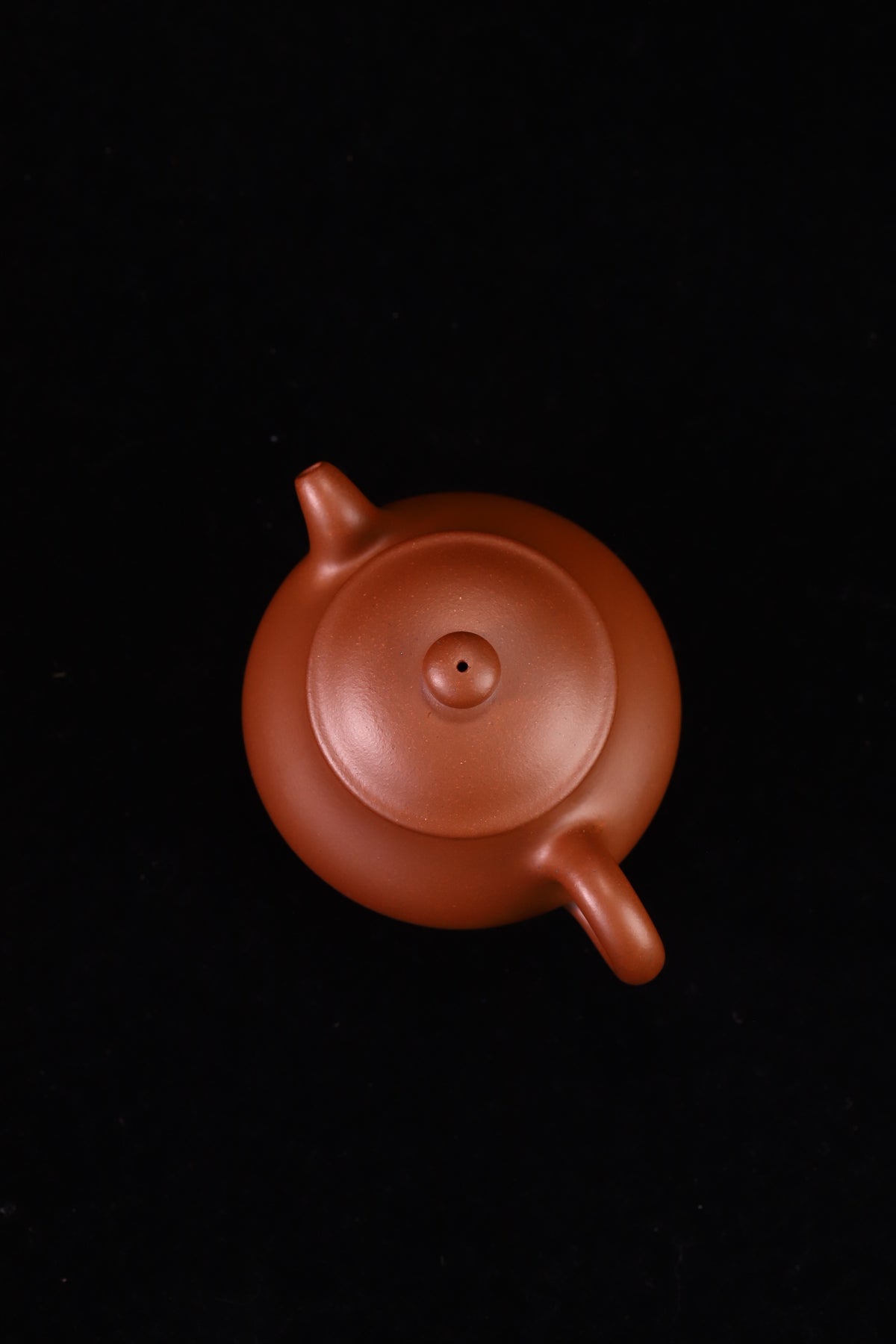 潘壶，全手工制，原矿紫泥，容量165cc，内推7孔出水  作者：实力派陶手崔松芝