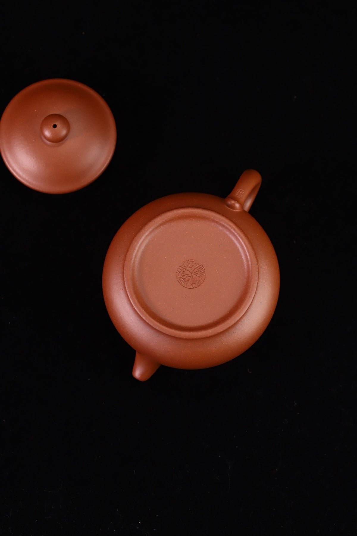 潘壶，全手工制，原矿紫泥，容量165cc，内推7孔出水  作者：实力派陶手崔松芝