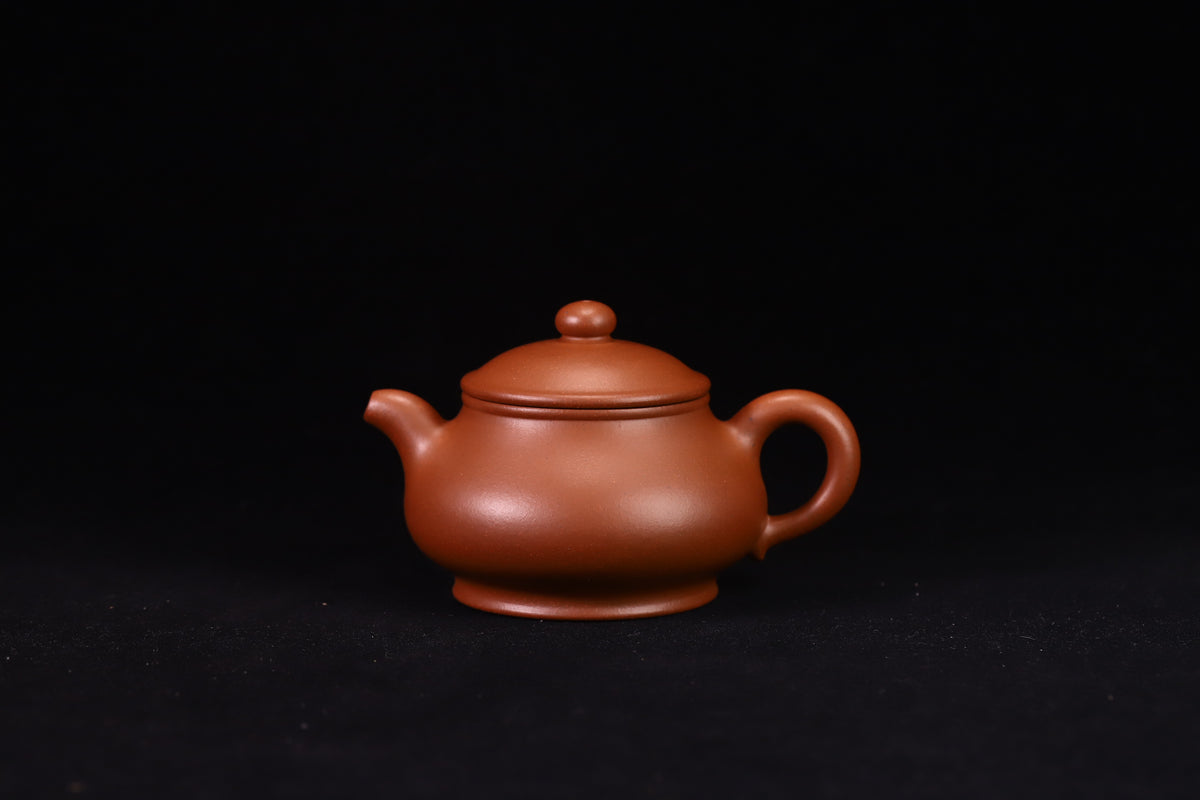 潘壶，全手工制，原矿紫泥，容量165cc，内推7孔出水  作者：实力派陶手崔松芝