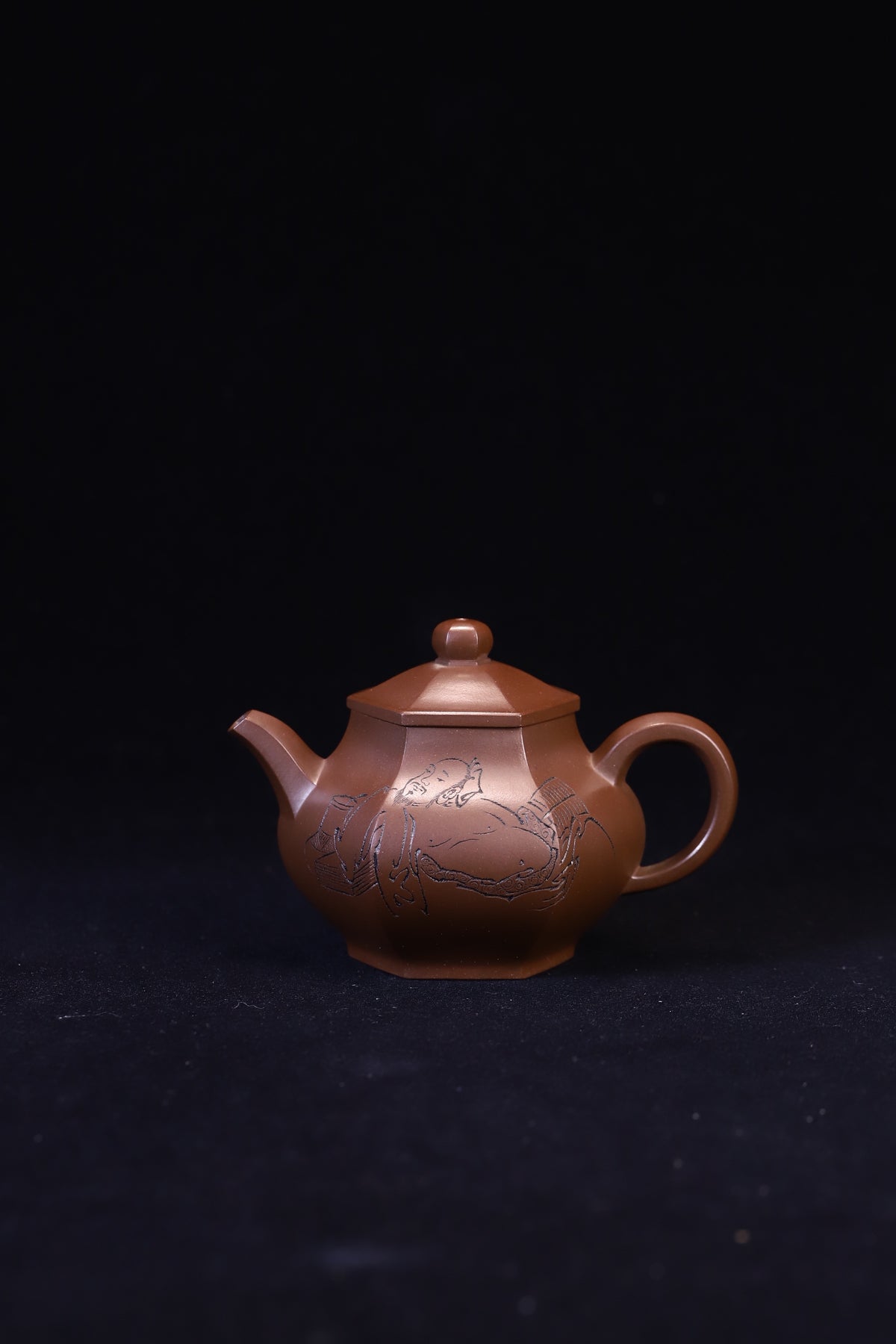 六方潘壶·全手工 /容量170cc/极品紫泥 线条流畅，轮廓分明，平稳庄重，壶形高挑，方中寓圆，圆中见方