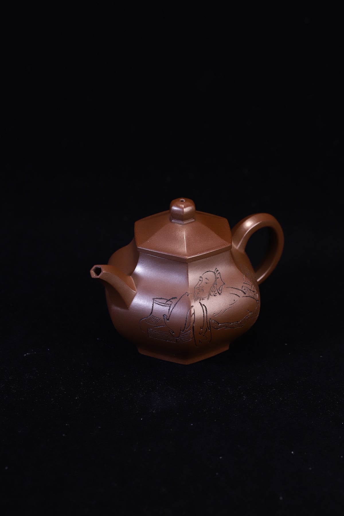 六方潘壶·全手工 /容量170cc/极品紫泥 线条流畅，轮廓分明，平稳庄重，壶形高挑，方中寓圆，圆中见方