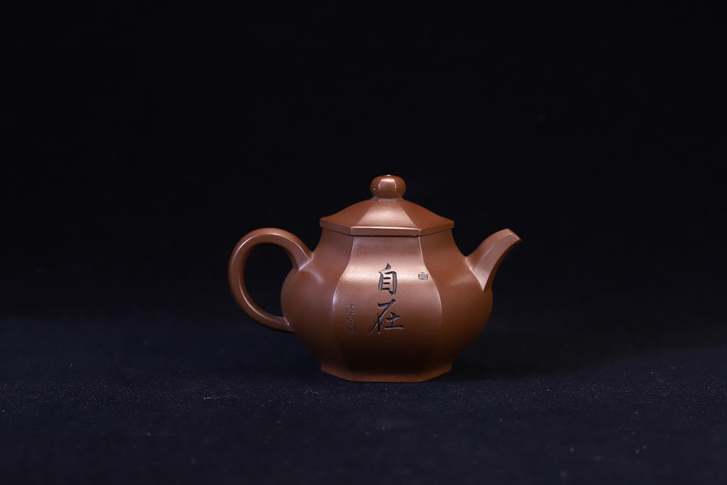 六方潘壶·全手工 /容量170cc/极品紫泥 线条流畅，轮廓分明，平稳庄重，壶形高挑，方中寓圆，圆中见方
