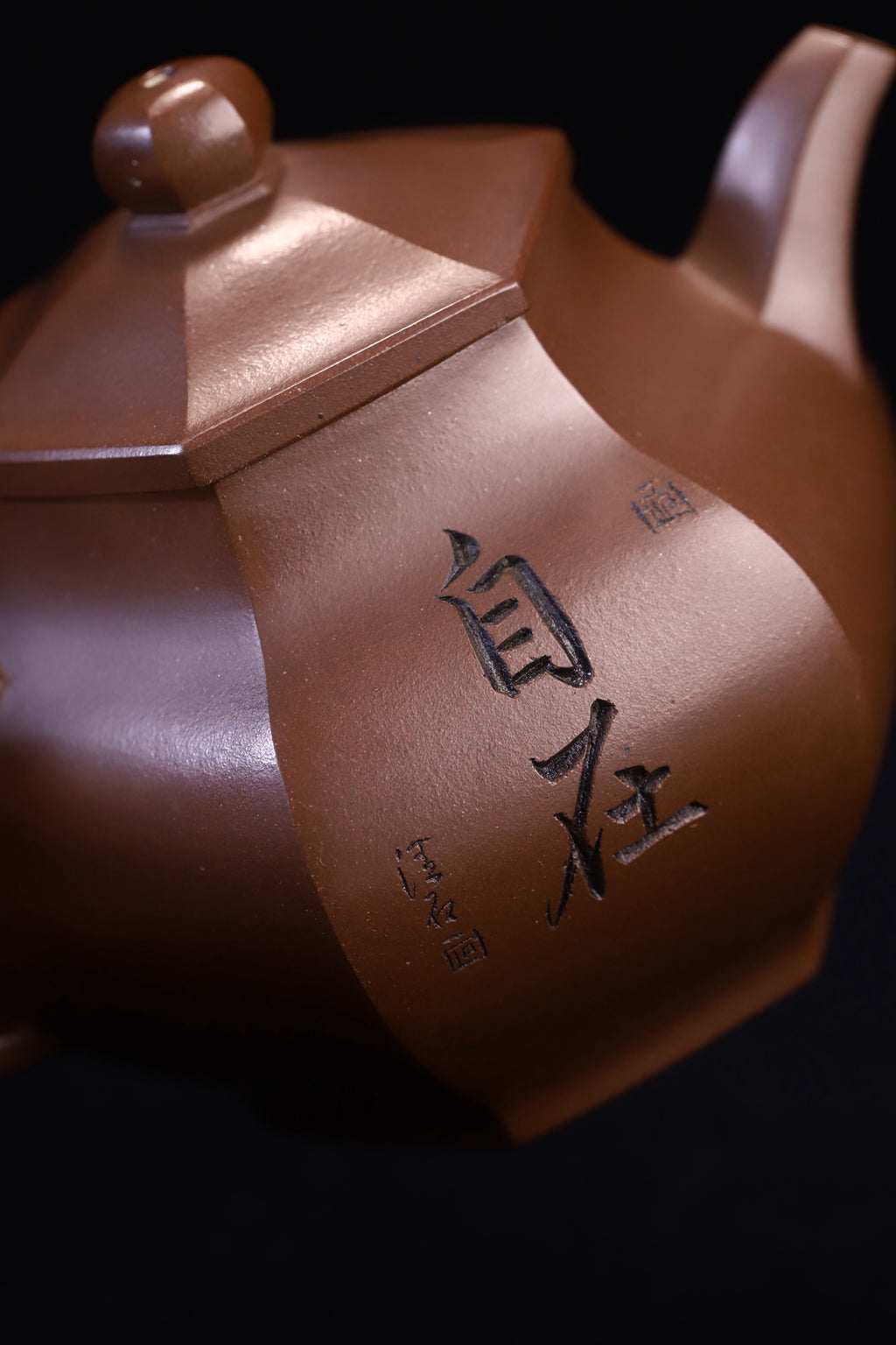 六方潘壶·全手工 /容量170cc/极品紫泥 线条流畅，轮廓分明，平稳庄重，壶形高挑，方中寓圆，圆中见方