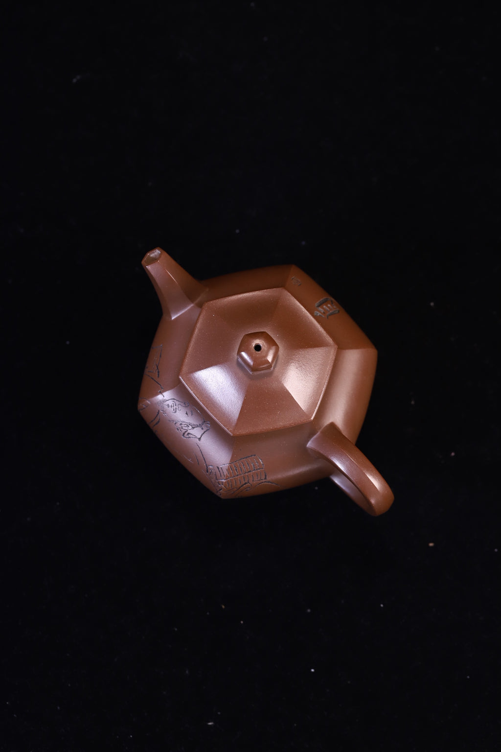 六方潘壶·全手工 /容量170cc/极品紫泥 线条流畅，轮廓分明，平稳庄重，壶形高挑，方中寓圆，圆中见方