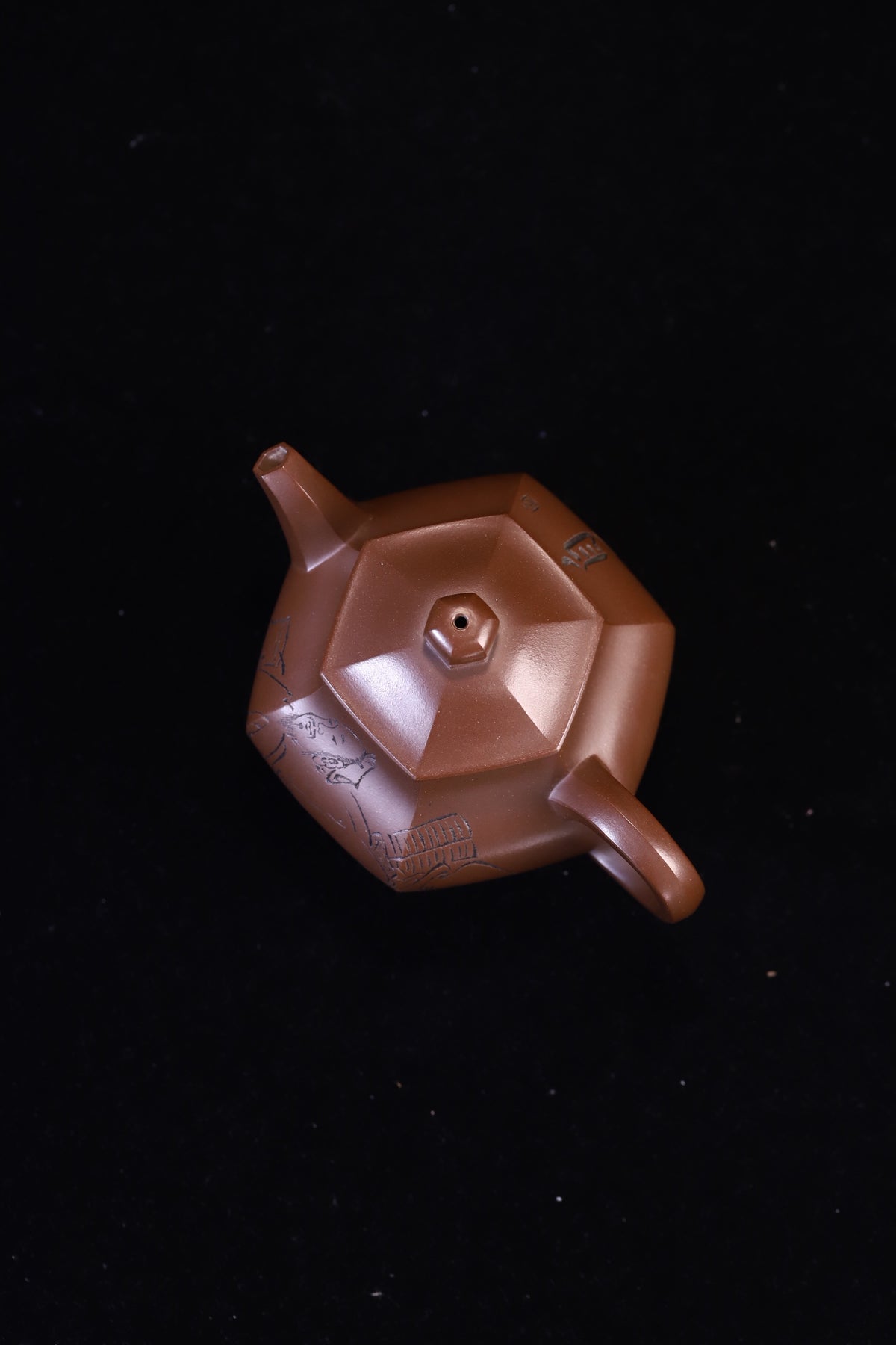 六方潘壶·全手工 /容量170cc/极品紫泥 线条流畅，轮廓分明，平稳庄重，壶形高挑，方中寓圆，圆中见方