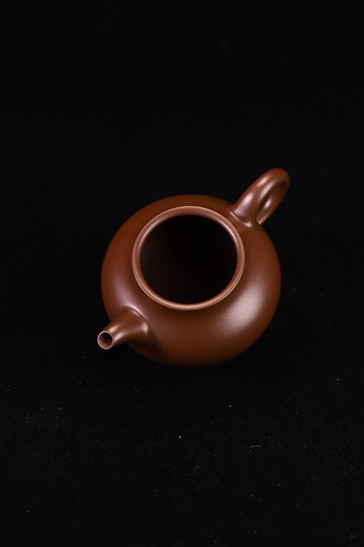 潘壶，撇口设计，实力派陶手冯文婷，原矿老紫泥，全手工制，内推14孔出水，容量200cc  作者：实力派陶手冯文婷