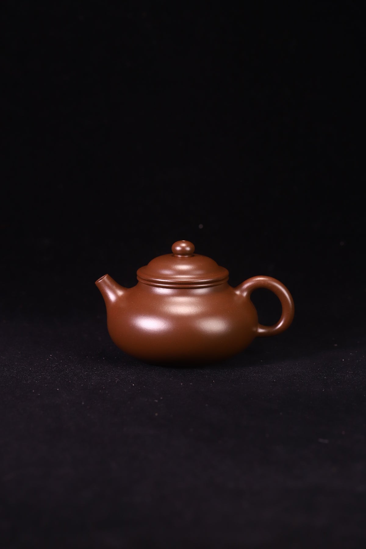 容天壶，唐氏撇口，实力派陶手冯文婷，原矿老紫泥，全手工制，容量200cc，内推出水孔  作者：实力派陶手冯文婷