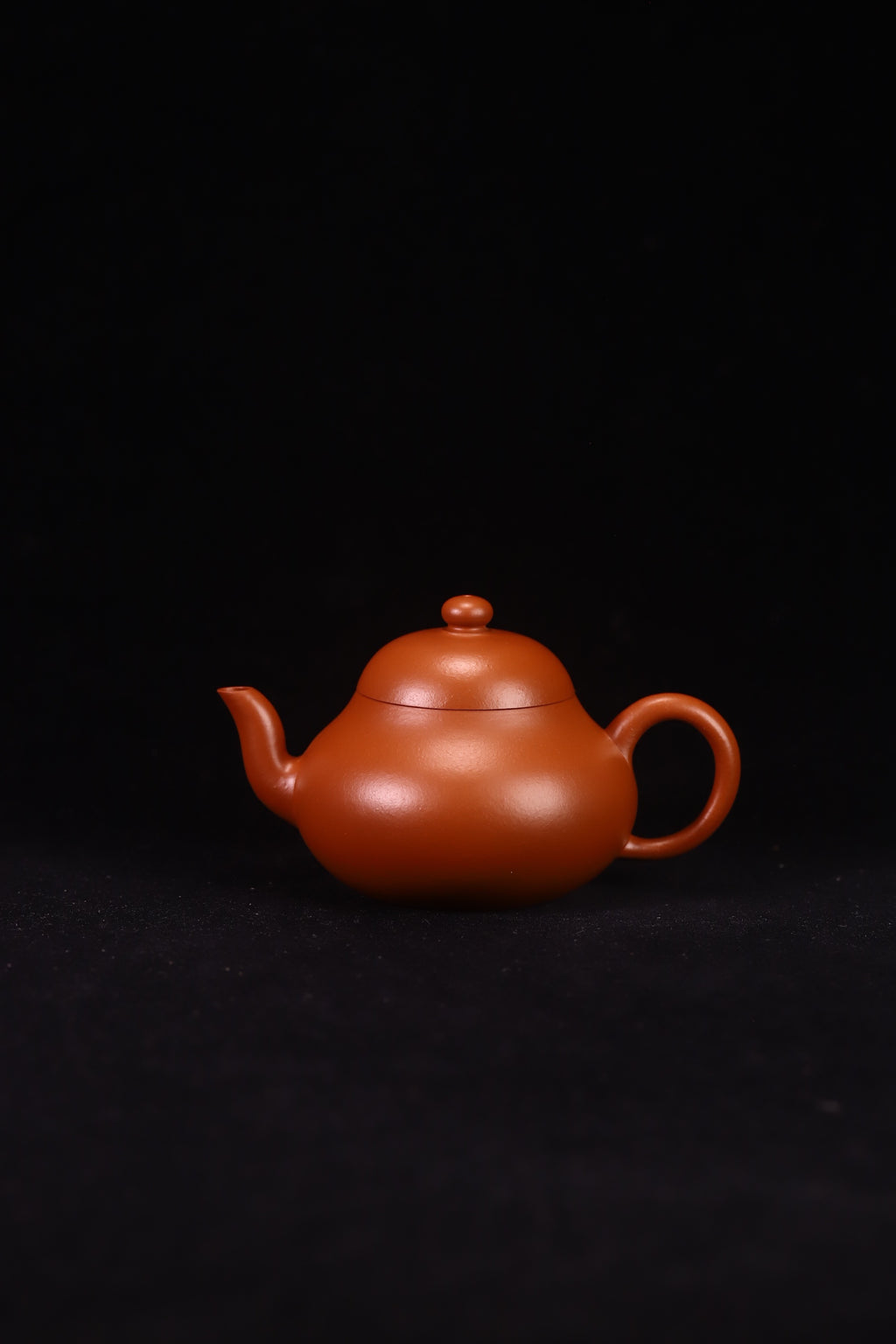 梨型壶，实力派陶手，原矿赵庄皱皮朱泥，全手工制，容量150cc，内推7孔出水  作者：实力派陶手周宏亮