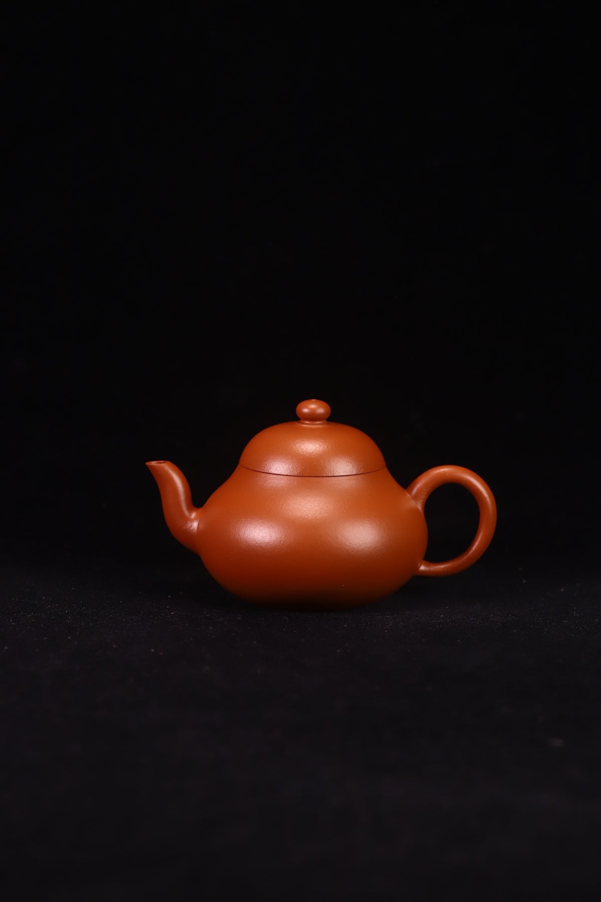 梨型壶，实力派陶手，原矿赵庄皱皮朱泥，全手工制，容量150cc，内推7孔出水  作者：实力派陶手周宏亮