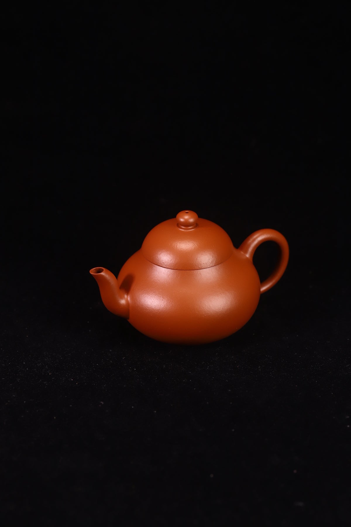 梨型壶，实力派陶手，原矿赵庄皱皮朱泥，全手工制，容量150cc，内推7孔出水  作者：实力派陶手周宏亮