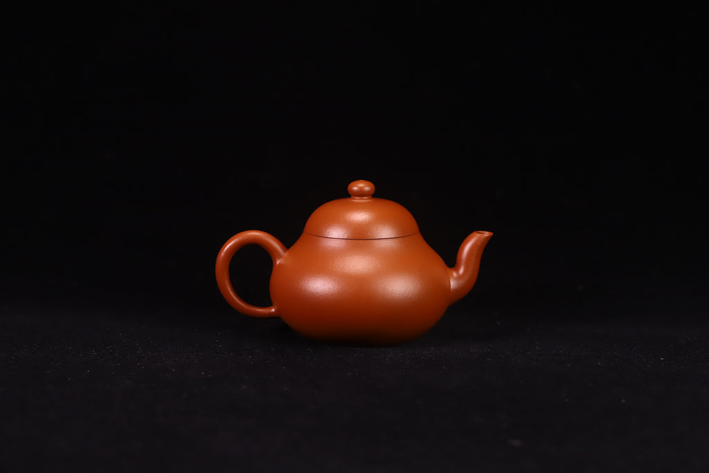 梨型壶，实力派陶手，原矿赵庄皱皮朱泥，全手工制，容量150cc，内推7孔出水  作者：实力派陶手周宏亮
