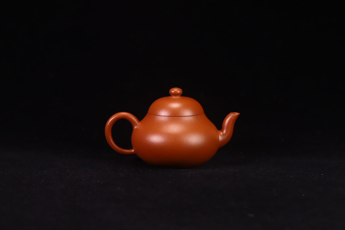梨型壶，实力派陶手，原矿赵庄皱皮朱泥，全手工制，容量150cc，内推7孔出水  作者：实力派陶手周宏亮