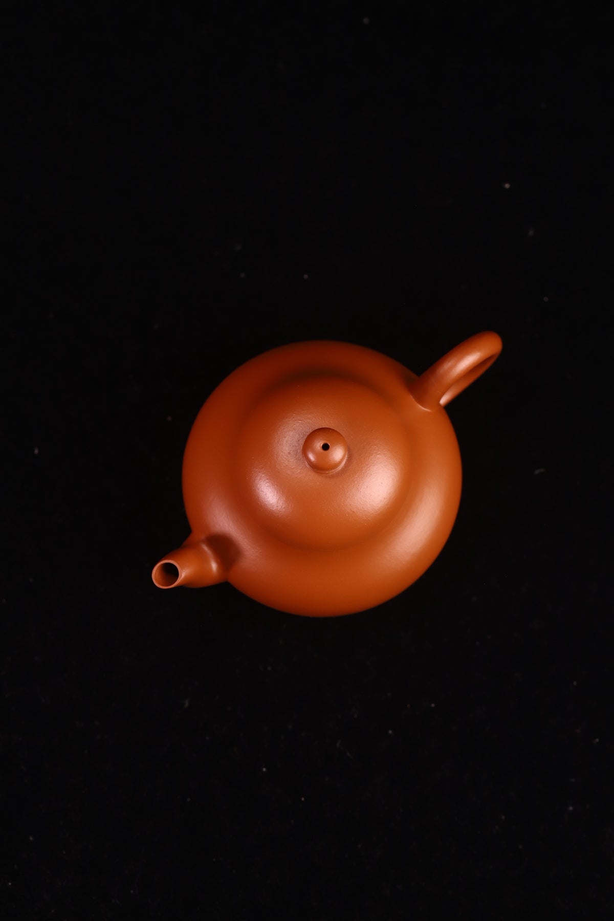 梨型壶，实力派陶手，原矿赵庄皱皮朱泥，全手工制，容量150cc，内推7孔出水  作者：实力派陶手周宏亮