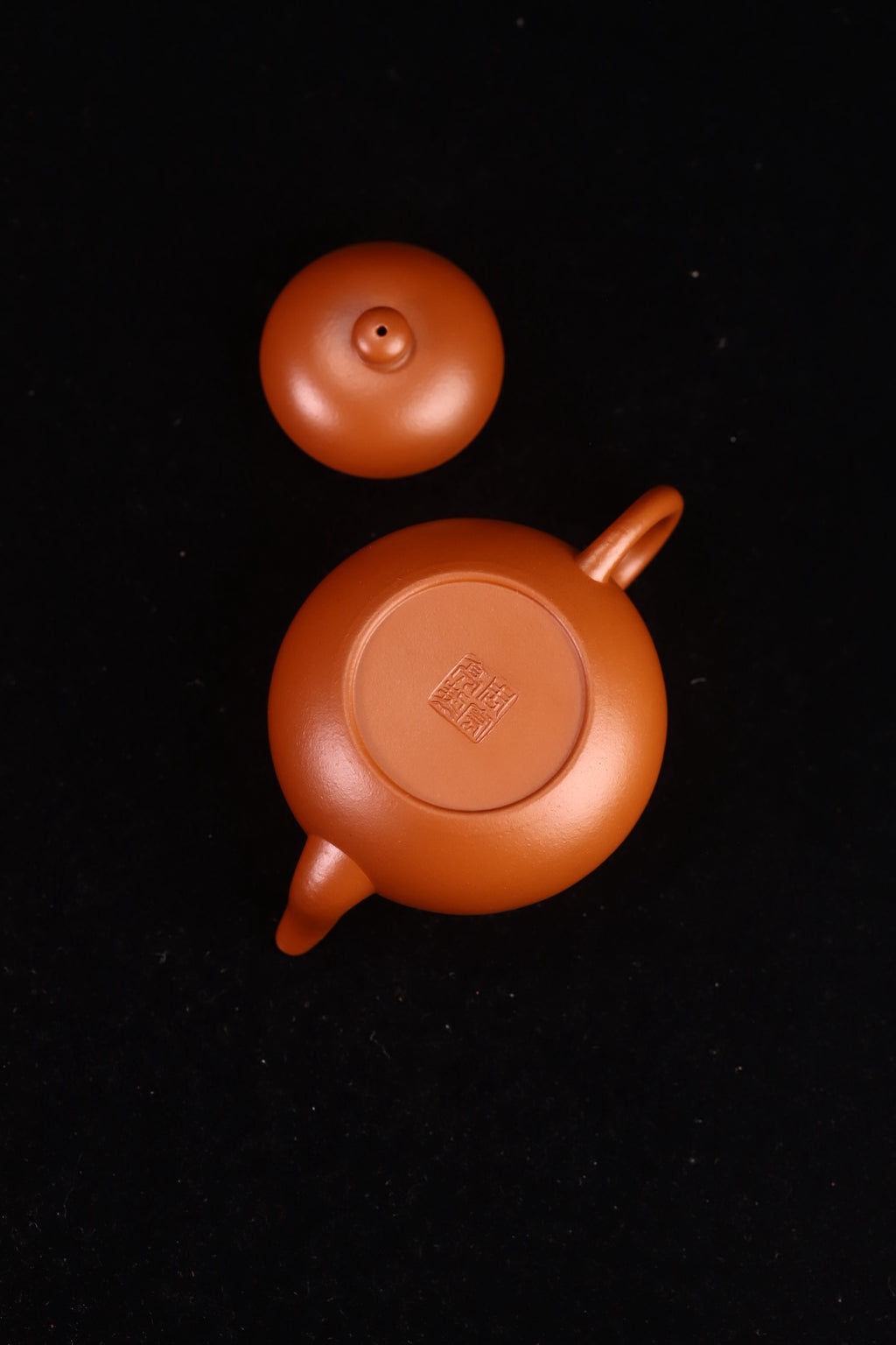 梨型壶，实力派陶手，原矿赵庄皱皮朱泥，全手工制，容量150cc，内推7孔出水  作者：实力派陶手周宏亮