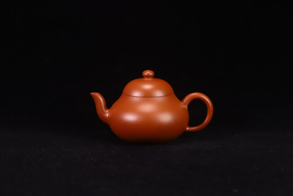 梨型壶，实力派陶手，原矿赵庄皱皮朱泥，全手工制，容量150cc，内推7孔出水  作者：实力派陶手周宏亮