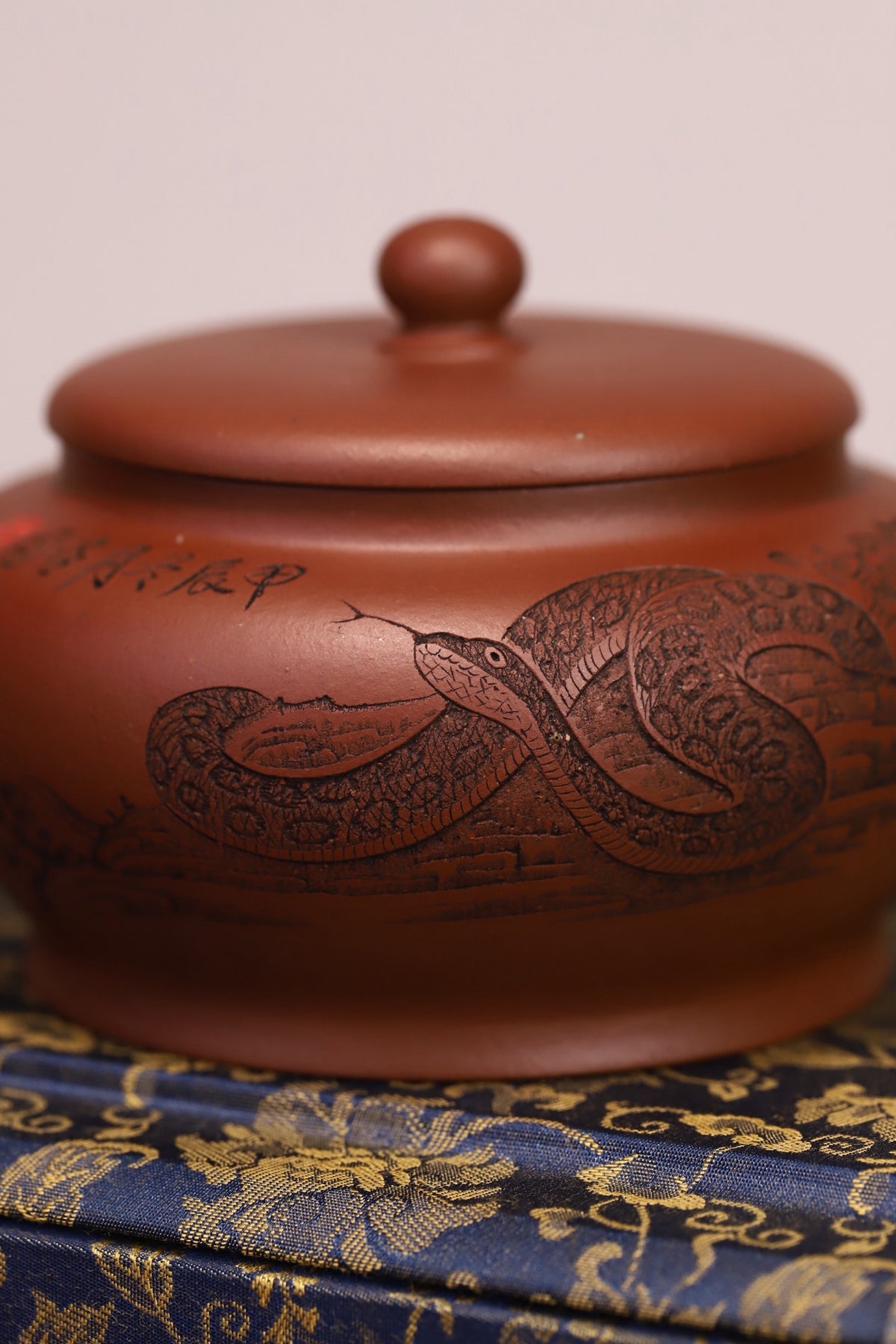 扁灯，中华神刀国家级工艺美术师杨喜雨，原矿底槽清，精刻十二生肖之（蛇）容量260cc