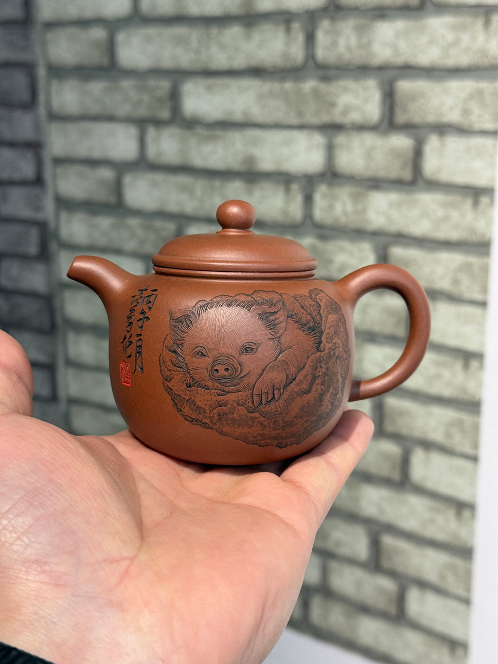 匏尊壶，国家级工艺美术师杨喜雨，原矿底槽清，精刻金猪送福，容量200cc，网孔10孔出水