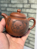 匏尊壶，国家级工艺美术师杨喜雨，原矿底槽清，精刻金猪送福，容量200cc，网孔10孔出水