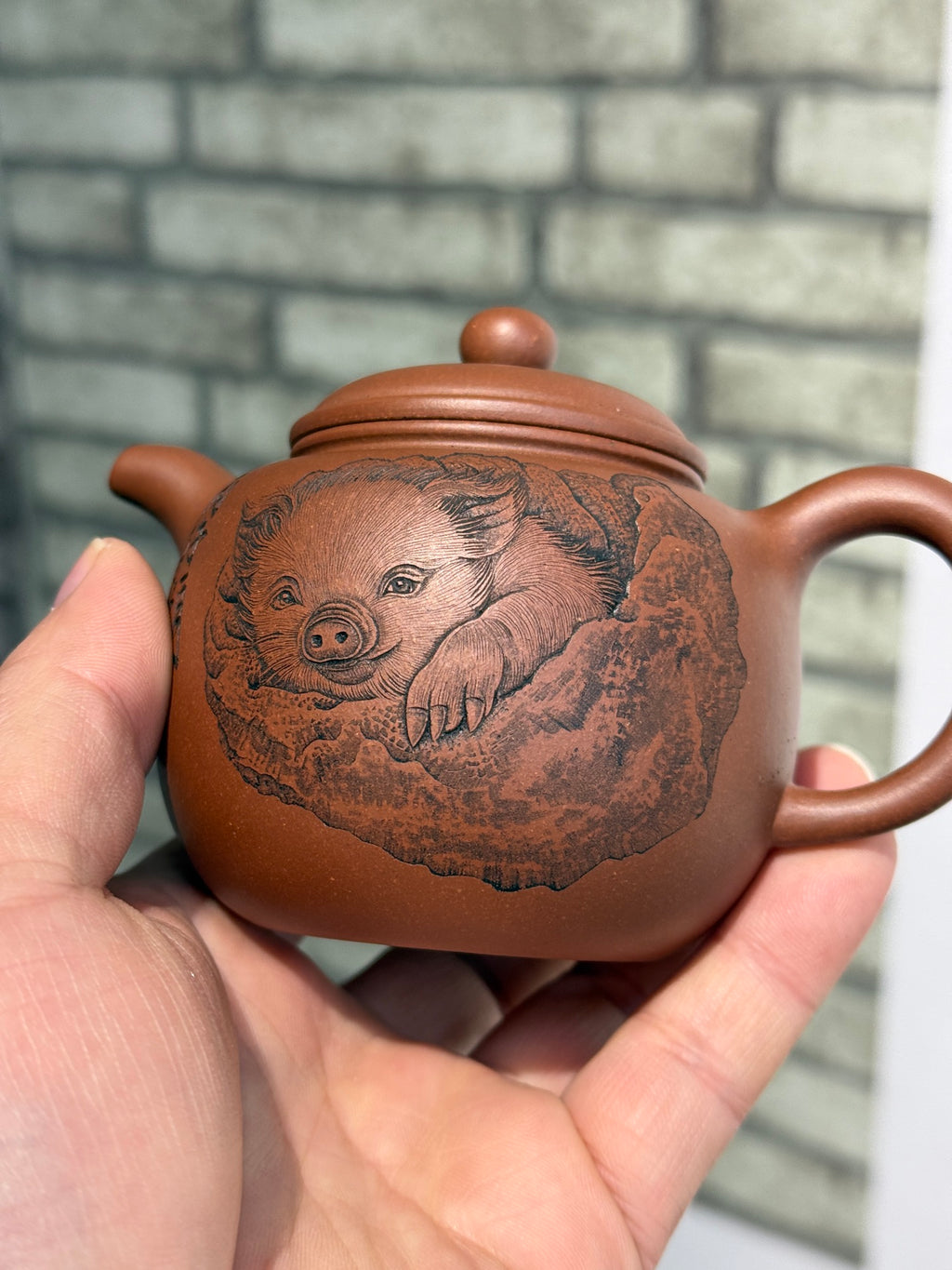 匏尊壶，国家级工艺美术师杨喜雨，原矿底槽清，精刻金猪送福，容量200cc，网孔10孔出水