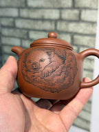 匏尊壶，国家级工艺美术师杨喜雨，原矿底槽清，精刻金猪送福，容量200cc，网孔10孔出水