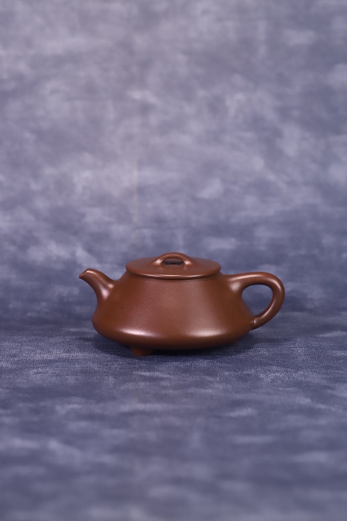 德根石瓢，撇口设计，冯文婷·原矿老紫泥，全手工制，容量150cc，内推14孔出水  作者：实力派陶手冯文婷
