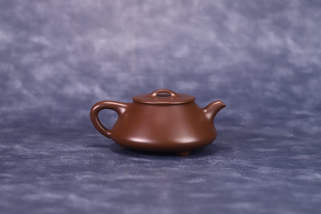 德根石瓢，撇口设计，冯文婷·原矿老紫泥，全手工制，容量150cc，内推14孔出水  作者：实力派陶手冯文婷