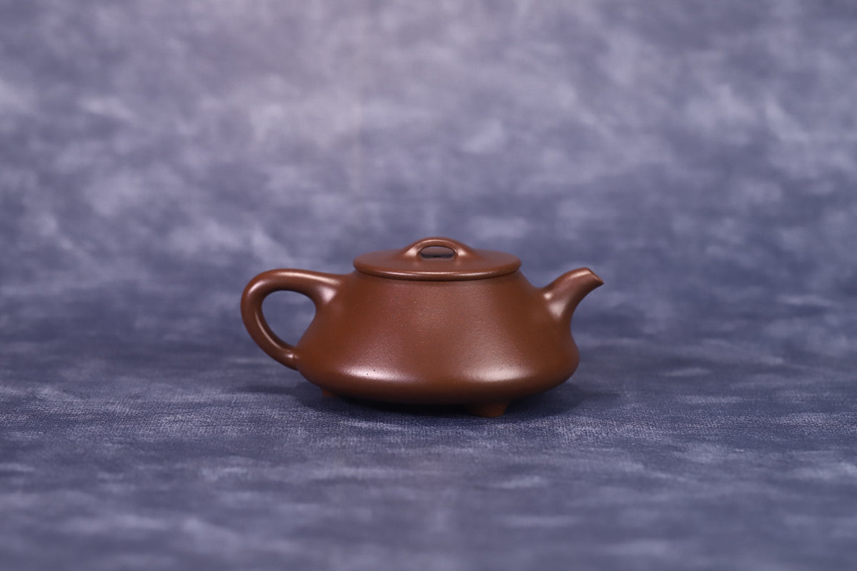 德根石瓢，撇口设计，冯文婷·原矿老紫泥，全手工制，容量150cc，内推14孔出水  作者：实力派陶手冯文婷