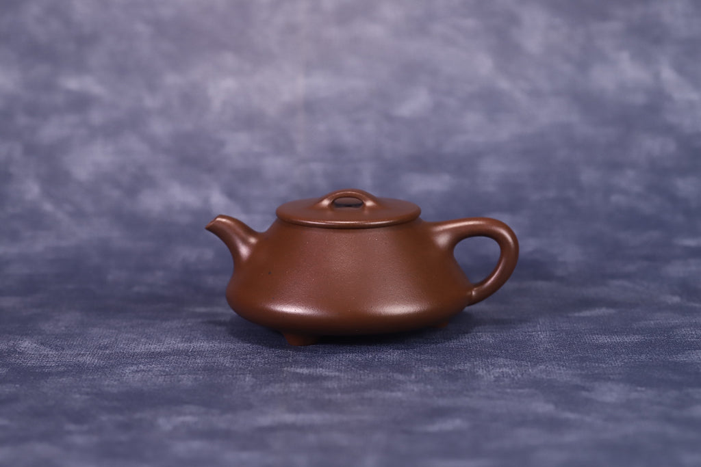 德根石瓢，撇口设计，冯文婷·原矿老紫泥，全手工制，容量150cc，内推14孔出水  作者：实力派陶手冯文婷