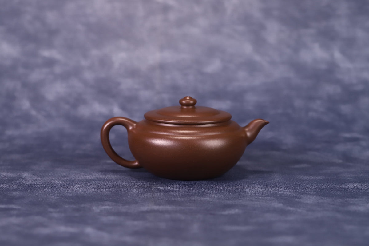 涟漪，撇口设计，实力派陶手冯文婷，原矿老紫泥，全手工制，容量150cc，内推7孔出水  作者：实力派陶手冯文婷