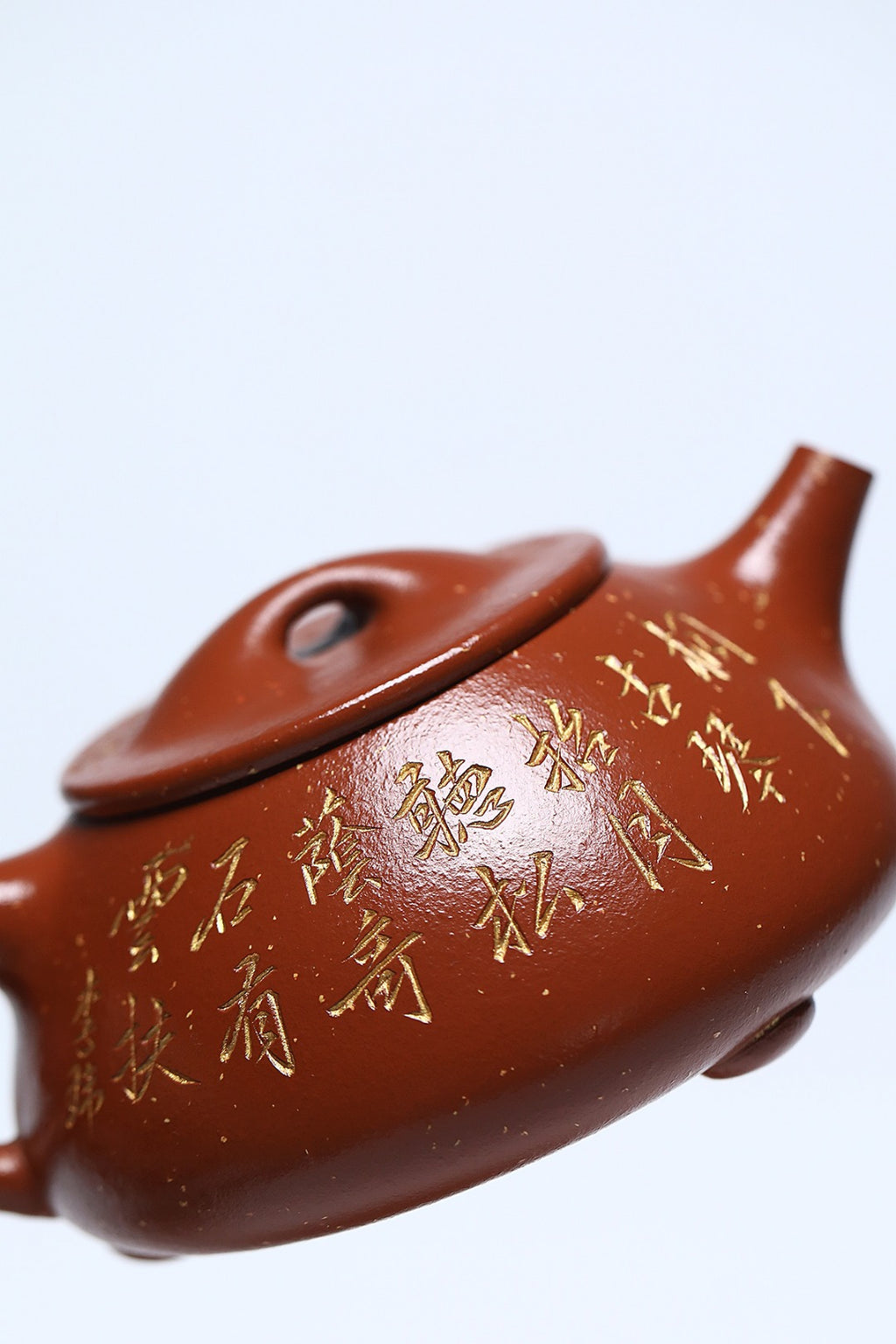 《景舟石瓢》 作者简介：李玮 正高级工艺美术师 作品简介：紫砂二厂金砂小红泥，300cc，菱形9孔出水