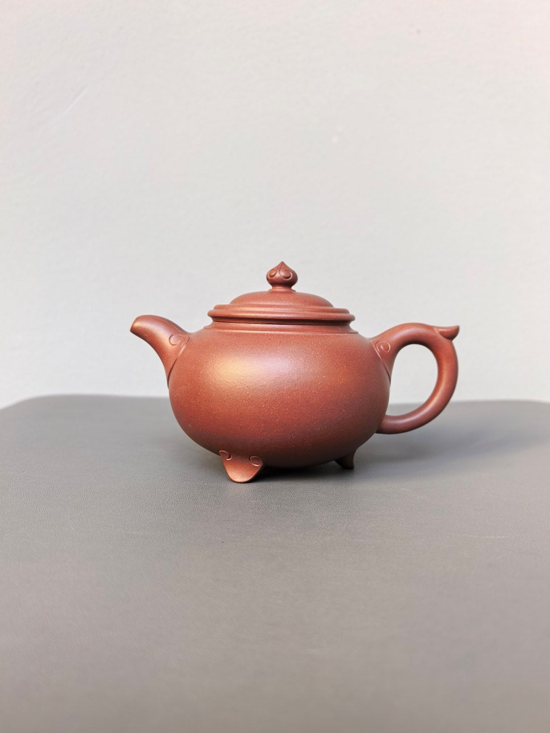 程辉大师 紫砂界的功勋级领军人物·精品佳作《如意三足壶》——原矿极品老紫泥·360cc ——中国陶瓷艺术终身成就奖获得者·程辉之作