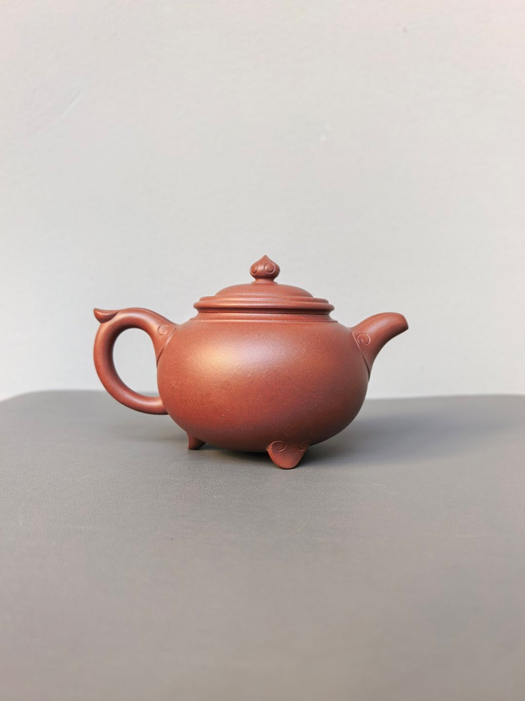 程辉大师 紫砂界的功勋级领军人物·精品佳作《如意三足壶》——原矿极品老紫泥·360cc ——中国陶瓷艺术终身成就奖获得者·程辉之作