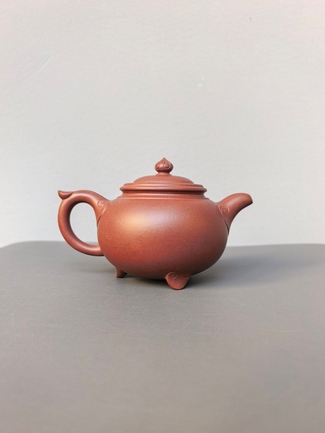 程辉大师 紫砂界的功勋级领军人物·精品佳作《如意三足壶》——原矿极品老紫泥·360cc ——中国陶瓷艺术终身成就奖获得者·程辉之作
