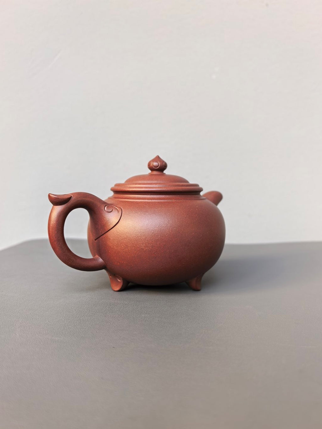 程辉大师 紫砂界的功勋级领军人物·精品佳作《如意三足壶》——原矿极品老紫泥·360cc ——中国陶瓷艺术终身成就奖获得者·程辉之作