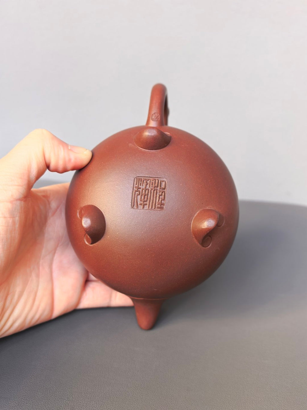 程辉大师 紫砂界的功勋级领军人物·精品佳作《如意三足壶》——原矿极品老紫泥·360cc ——中国陶瓷艺术终身成就奖获得者·程辉之作