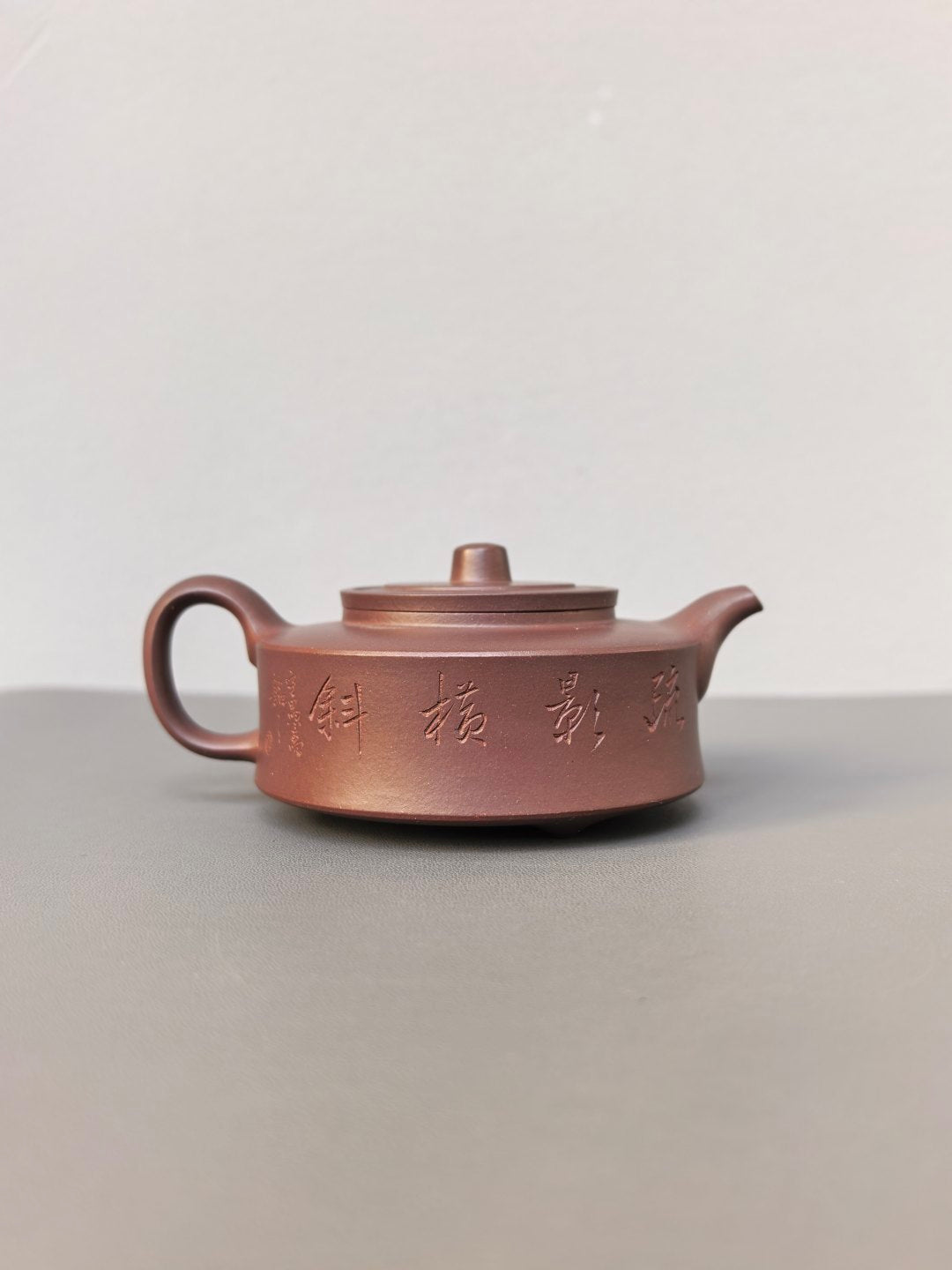 程辉大师 紫砂界功勋级领军人物·典藏臻品《三足周盘壶》——原矿极品乾隆清灰段·200cc ——中国陶瓷艺术终身成就奖获得者·程辉之作